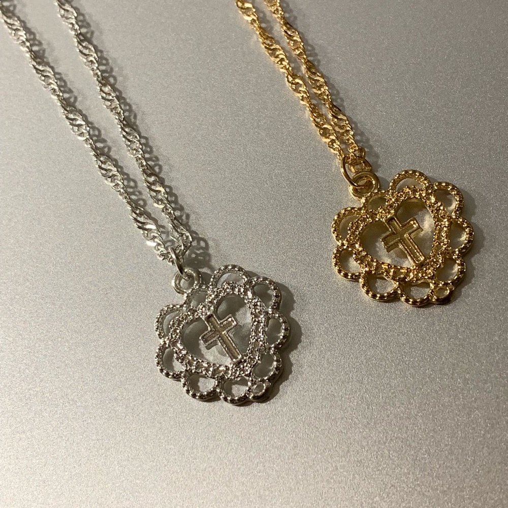 Beautiful cross necklace with twisted chain